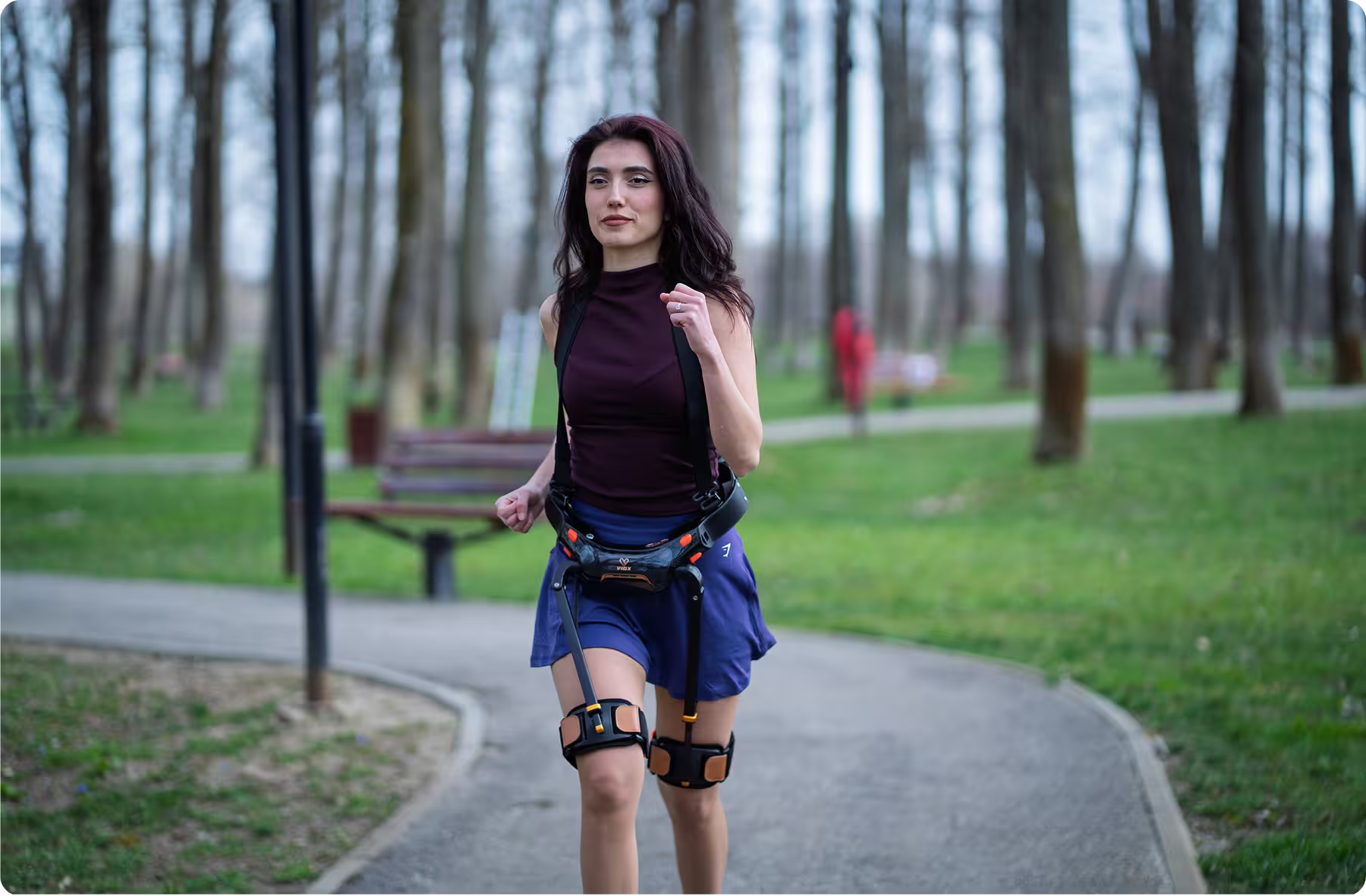 Femeie alergând cu exoscheletul VIGX π Plus în parc
